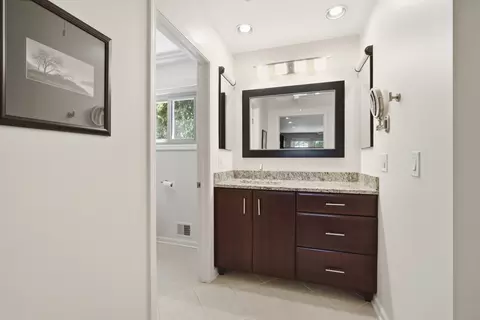 Bath - 301 Earls Ct, Deerfield, IL 60015 photo 2 of 4