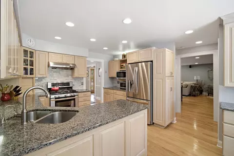 Kitchen - 301 Earls Ct, Deerfield, IL 60015 photo 2 of 3
