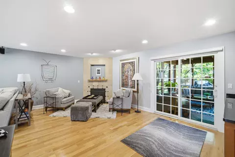 Living - 301 Earls Ct, Deerfield, IL 60015 photo 3 of 4