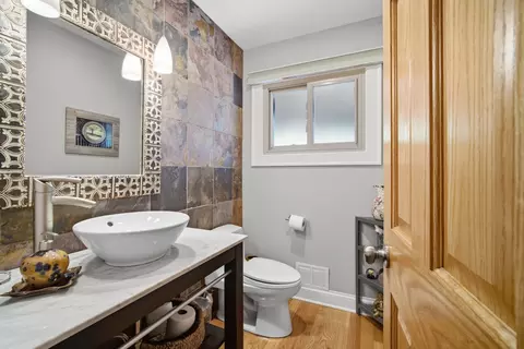 Bath - 301 Earls Ct, Deerfield, IL 60015 photo 1 of 4