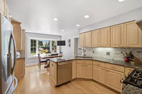 Kitchen - 301 Earls Ct, Deerfield, IL 60015 photo 1 of 3