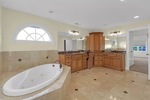 Bath - 12408 Lajunta Ct, Mokena, IL 60448 photo 5 of 7