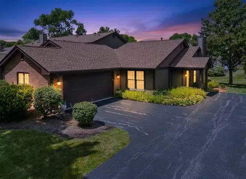 124 White Birch Ln, Westmont, IL 60559