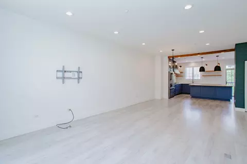 Living - 725 Prestwick Ln, Wheeling, IL 60090 photo 2 of 3
