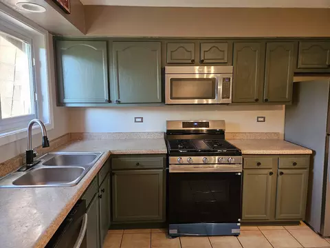 Kitchen - 9358 Golf Rd #3B, Des Plaines, IL 60016 photo 4 of 5
