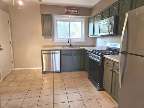 Kitchen - 9358 Golf Rd #3B, Des Plaines, IL 60016 photo 3 of 5