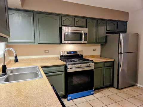 Kitchen - 9358 Golf Rd #3B, Des Plaines, IL 60016 photo 2 of 5