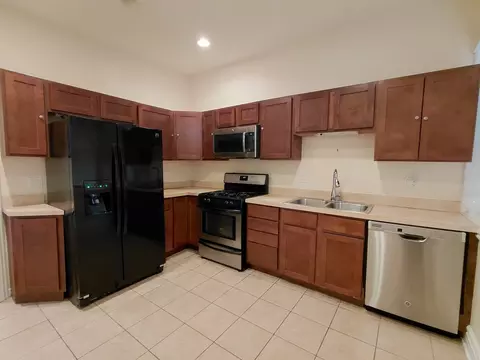 Kitchen - 432 E 45th Pl, Chicago, IL 60653 photo 4 of 9