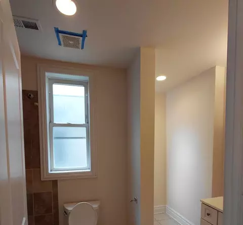 Bath - 432 E 45th Pl, Chicago, IL 60653 photo 2 of 3