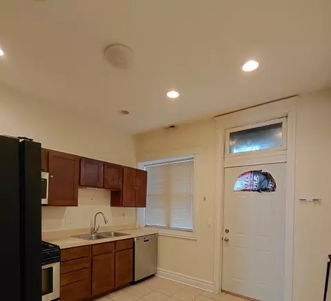 Kitchen - 432 E 45th Pl, Chicago, IL 60653 photo 6 of 9