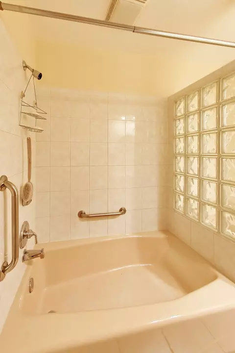 Bath - 1081 Willson Dr, Des Plaines, IL 60016 photo 3 of 3