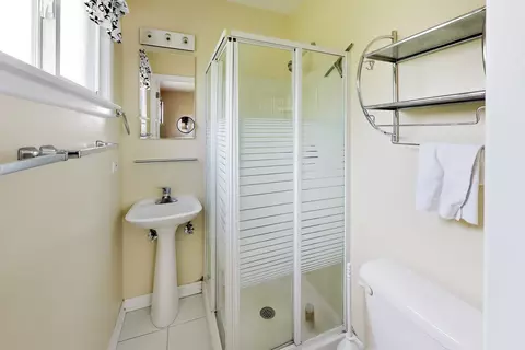 Bath - 1081 Willson Dr, Des Plaines, IL 60016 photo 1 of 3