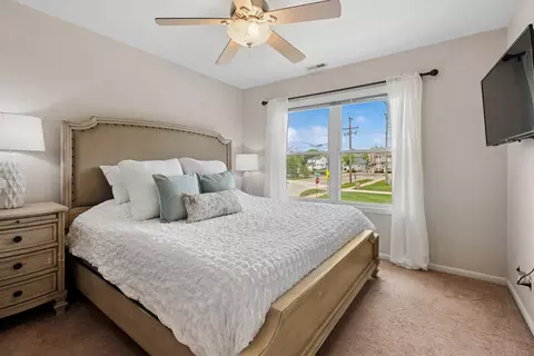 Bedroom - 402 Crescent St, Wheaton, IL 60187 photo 1 of 2