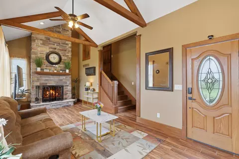 Entry Way - 973 E 2500 North Rd, Ashkum, IL 60911 photo 4 of 6