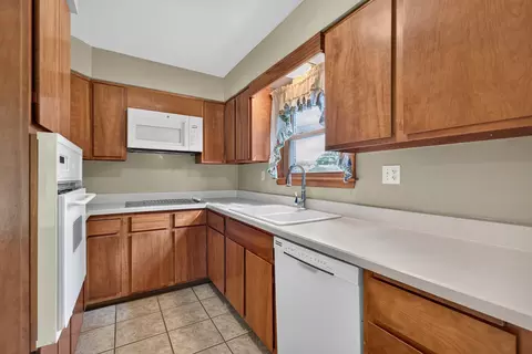 Kitchen - 1500 E State Route 71, Ottawa, IL 61350 photo 2 of 4