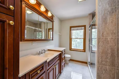 Bath - 2230 Barger Ct, Wheaton, IL 60189 photo 2 of 5
