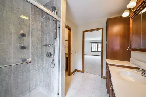 Bath - 2230 Barger Ct, Wheaton, IL 60189 photo 3 of 5