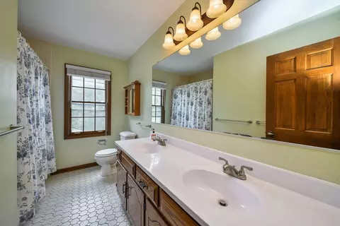 Bath - 2230 Barger Ct, Wheaton, IL 60189 photo 4 of 5