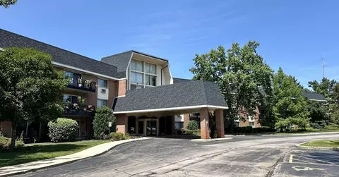 1188 Royal Glen Dr #108, Glen Ellyn, IL 60137