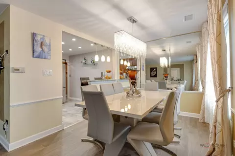 Dining - 1500 Harbour Dr #4Q, Wheeling, IL 60090 photo 2 of 6