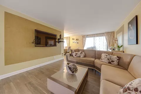 Living - 1500 Harbour Dr #4Q, Wheeling, IL 60090 photo 2 of 6