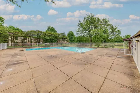 Exterior - 1500 Harbour Dr #4Q, Wheeling, IL 60090 photo 4 of 5