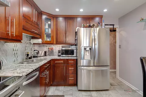 Kitchen - 1500 Harbour Dr #4Q, Wheeling, IL 60090 photo 1 of 3