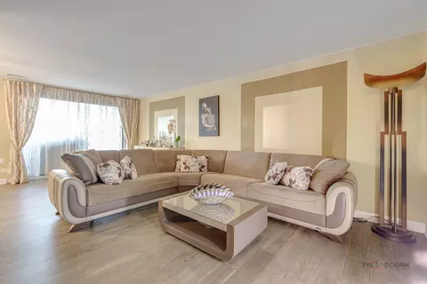 Living - 1500 Harbour Dr #4Q, Wheeling, IL 60090 photo 1 of 6