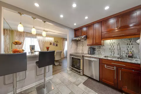 Kitchen - 1500 Harbour Dr #4Q, Wheeling, IL 60090 photo 3 of 3