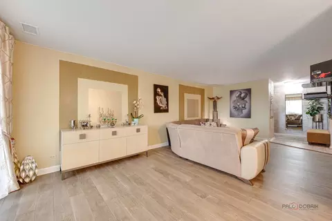 Living - 1500 Harbour Dr #4Q, Wheeling, IL 60090 photo 4 of 6