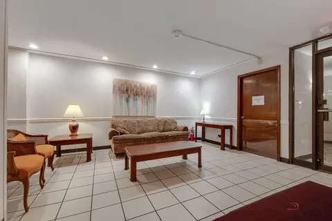 Living - 1500 Harbour Dr #4Q, Wheeling, IL 60090 photo 5 of 6