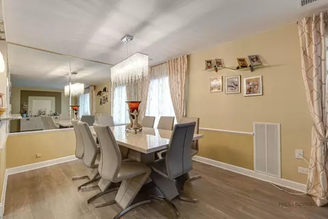 Dining - 1500 Harbour Dr #4Q, Wheeling, IL 60090 photo 4 of 6