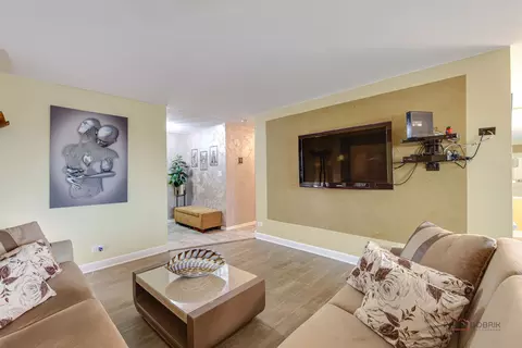 Living - 1500 Harbour Dr #4Q, Wheeling, IL 60090 photo 3 of 6