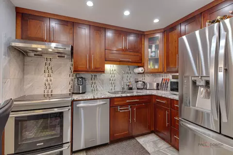 Kitchen - 1500 Harbour Dr #4Q, Wheeling, IL 60090 photo 2 of 3