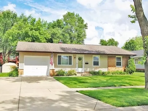 1095 Hickory Ln, Elk Grove Village, IL 60007