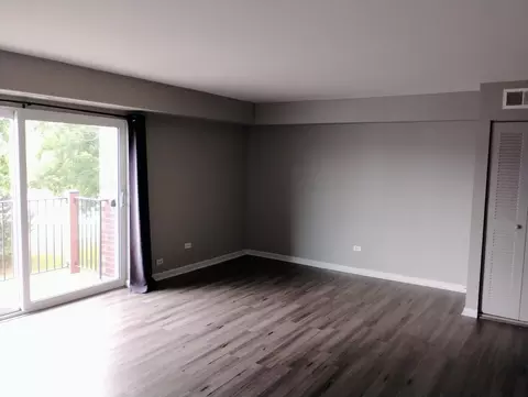 Living - 1575 Sandpebble Dr #342, Wheeling, IL 60090 photo 4 of 5