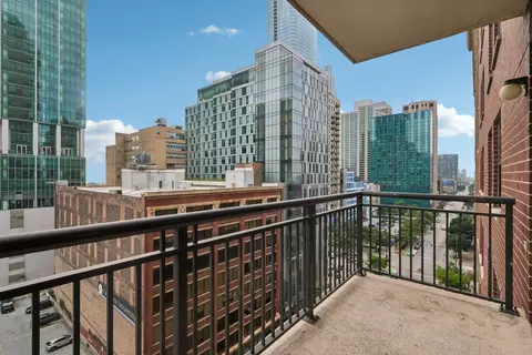 Exterior - 41 E 8th St #1102, Chicago, IL 60605 photo 4 of 8