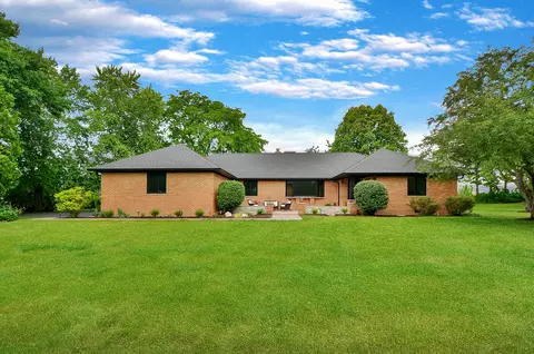 5 Bruce Cir N, Hawthorn Woods, IL 60047