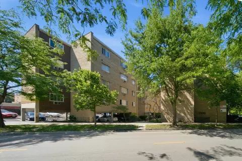 7320 N Rogers Ave #210, Chicago, IL 60626