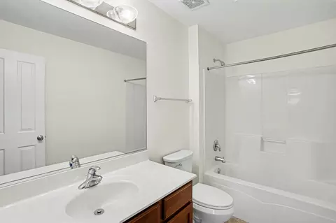 Bath - 26613 Silverleaf Dr, Plainfield, IL 60585 photo 2 of 5