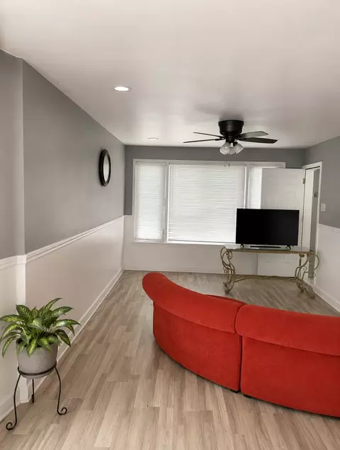 9211 S Clyde Ave, Chicago, IL 60617 photo 3