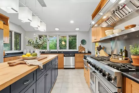 Kitchen - 500 Parkview Pl, Burr Ridge, IL 60527 photo 2 of 3