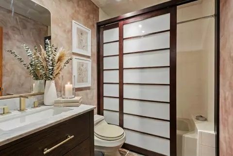 Bath - 500 Parkview Pl, Burr Ridge, IL 60527 photo 1 of 4