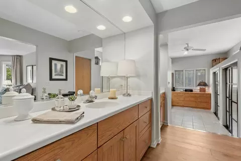 Bath - 500 Parkview Pl, Burr Ridge, IL 60527 photo 2 of 4