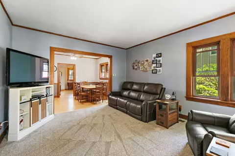 Living - 909 Augusta Ave, Elgin, IL 60120 photo 2 of 3