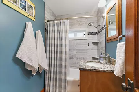 Bath - 909 Augusta Ave, Elgin, IL 60120 photo 1 of 1