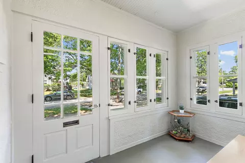 Exterior - 909 Augusta Ave, Elgin, IL 60120 photo 3 of 11