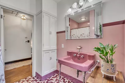Bath - 1000 27th Ave, Moline, IL 61265 photo 2 of 4