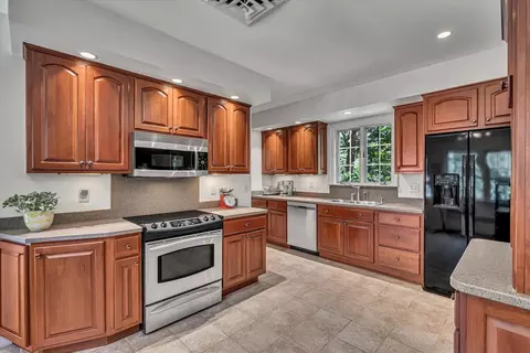 Kitchen - 1000 27th Ave, Moline, IL 61265 photo 5 of 6