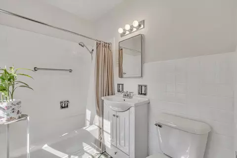 Bath - 1000 27th Ave, Moline, IL 61265 photo 3 of 4